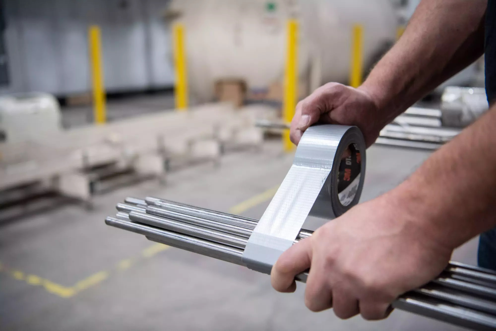 Fita Adesiva Multiusos 3M™ DT8, Prata, 48 mm x 23 m, 0.2 mm, 24 rolos por caixa, embalados individualmente