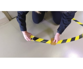 3M™ Fita Premium de Vinil com Riscas de Segurança 5702, Amarelo/preto, 50 mm x 33 m
